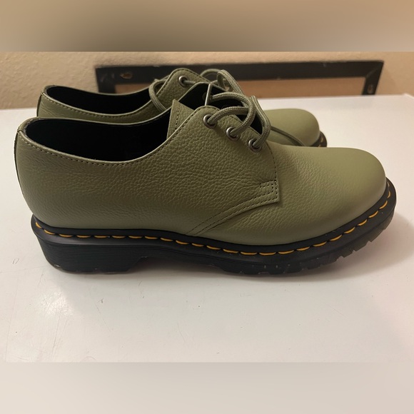 Doc Martins Olive Green Leather shoes sz 10 - Picture 1 of 3
